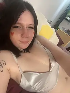 Snapshot of AuraShift chatting on February 14, 10:15 am AuraShift online show from February 14, 10:15 am