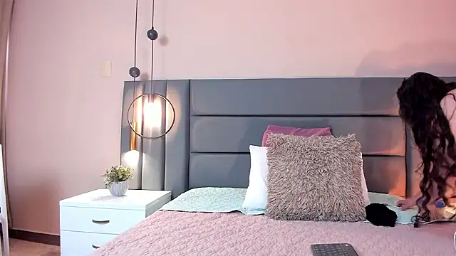 Snapshot of CelesteQueeen chatting on February 3, 11:48 am CelesteQueeen online show from February 3, 11:48 am