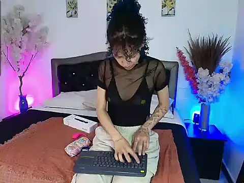 Snapshot of HannahBlue_ chatting on February 14, 12:27 pm HannahBlue online show from February 14, 12:27 pm