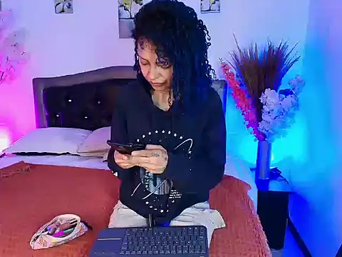 Snapshot of HannahBlue_ chatting on February 13, 12:38 pm HannahBlue online show from February 13, 12:38 pm