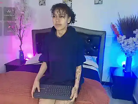 Snapshot of HannahBlue_ chatting on February 16, 12:15 pm HannahBlue online show from February 16, 12:15 pm