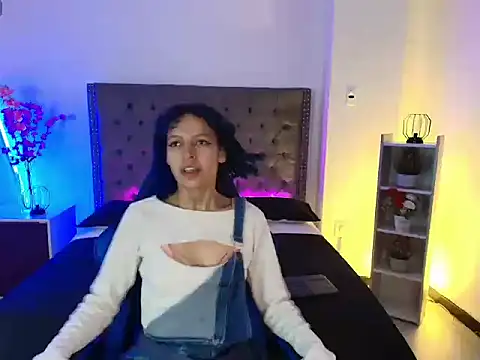 Snapshot of HannahBlue_ chatting on February 23, 12:28 pm HannahBlue online show from February 23, 12:28 pm