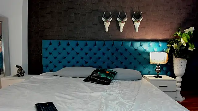 LunnaMoretti online show from April 5, 2:13 pm