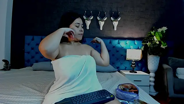 LunnaMoretti online show from April 1, 11:33 am