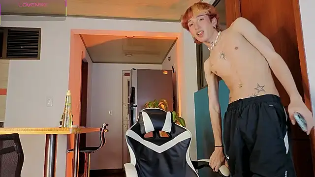 Snapshot of golden_twink_ chatting on February 10, 6:23 am golden twink online show from February 10, 6:23 am