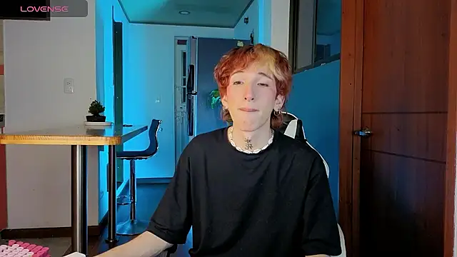 Snapshot of golden_twink_ chatting on February 11, 6:35 am golden twink online show from February 11, 6:35 am