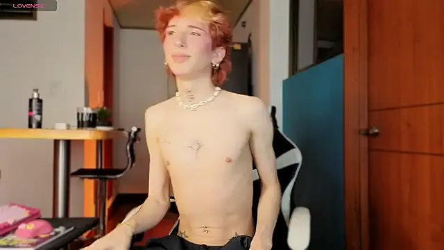 Snapshot of golden_twink_ chatting on February 1, 1:48 am golden twink online show from February 1, 1:48 am