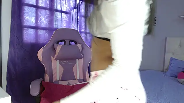 Snapshot of VelvetRosss chatting on February 21, 8:11 pm VelvetRosss online show from February 21, 8:11 pm