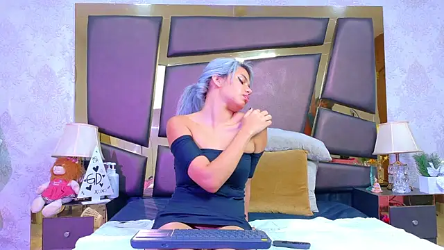 AlanaHouston online show from April 11, 4:42 am