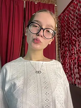 MyKittySayMeow online show from February 15, 8:41 pm