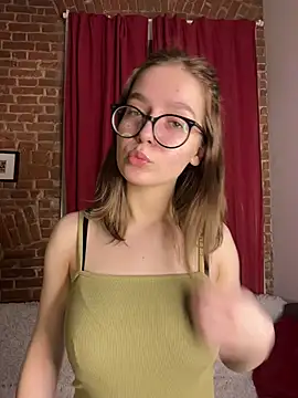 MyKittySayMeow online show from March 7, 9:42 pm