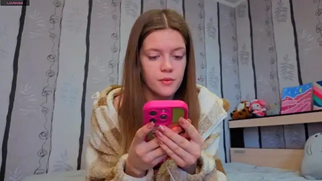 SueFerreyra online show from March 26, 8:01 am