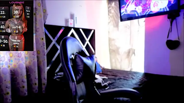 Zoeee 001 online show from February 10, 9:25 pm