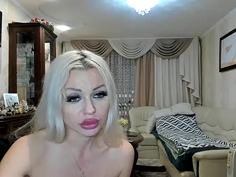 Snapshot of Roxxxy_Royce chatting on April 13, 12:36 am Roxxxy Royce online show from April 13, 12:36 am
