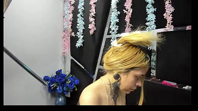 Dakota Angell  online show from April 2, 8:04 pm