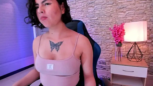 Snapshot of butterflyx39 chatting on April 5, 12:12 pm butterflyx39 online show from April 5, 12:12 pm