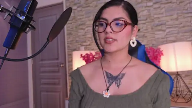 Snapshot of butterflyx39 chatting on May 26, 8:40 pm butterflyx39 online show from May 26, 8:40 pm