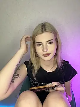 ScarletBlackwood online show from April 14, 5:18 pm