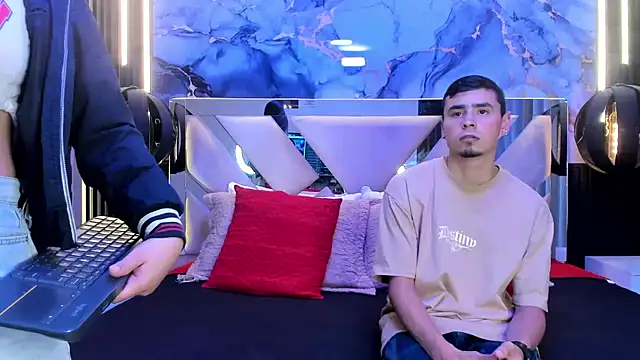 ChloeandAdam online show from March 25, 4:01 am