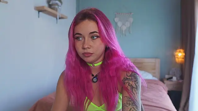 Snapshot of Sarah_Pink chatting on December 4, 12:20 am Sarah Pink online show from December 4, 12:20 am