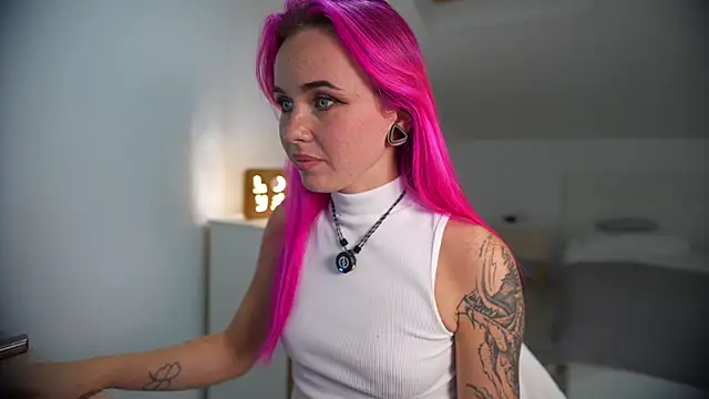 Snapshot of Sarah_Pink chatting on September 27, 6:36 pm Sarah Pink online show from September 27, 6:36 pm
