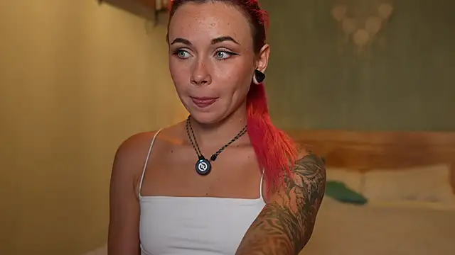 Snapshot of Sarah_Pink chatting on November 15, 12:53 pm Sarah Pink online show from November 15, 12:53 pm