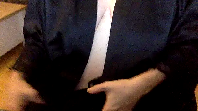 Snapshot of ElizabethArden42- chatting on February 4, 10:27 pm ElizabethArden42- online show from February 4, 10:27 pm