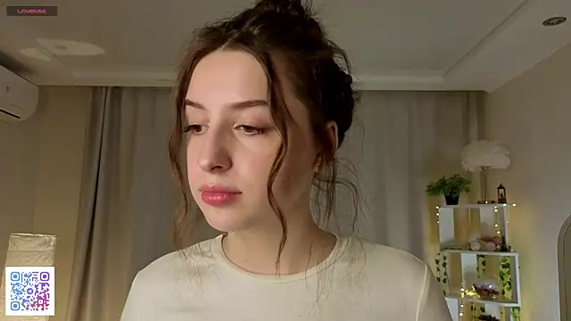 Snapshot of LeanneDinkle chatting on February 21, 4:47 am LeanneDinkle online show from February 21, 4:47 am