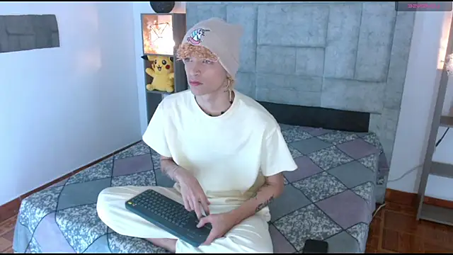 lucke collins22 online show from February 6, 5:47 am