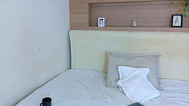 VioletBloomm online show from February 25, 12:05 pm