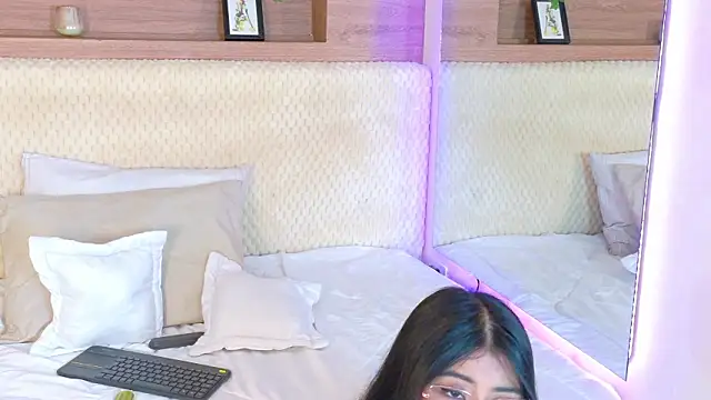 VioletBloomm online show from February 28, 11:43 am