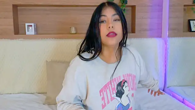 VioletBloomm online show from March 21, 11:47 am