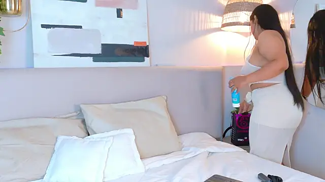 VioletBloomm online show from February 8, 1:20 pm