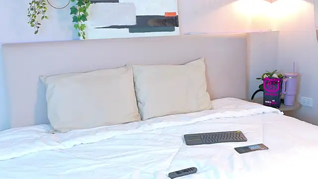 VioletBloomm online show from February 7, 11:40 am