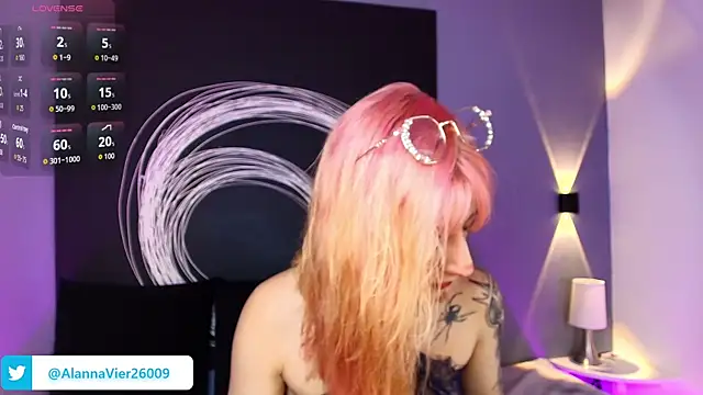 AlannaViera online show from April 22, 12:12 pm