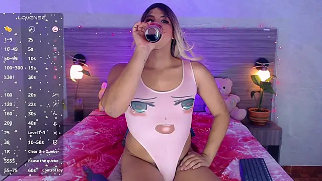 Snapshot of Sophia_Valentina chatting on July 1, 4:35 am Sophia Valentina online show from July 1, 4:35 am