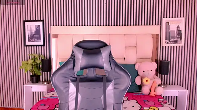 Snapshot of Sophia_Valentina chatting on February 7, 12:57 pm Sophia Valentina online show from February 7, 12:57 pm