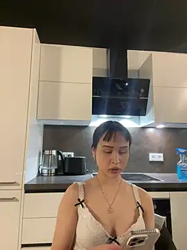 Just-Lilly online show from April 11, 5:15 am