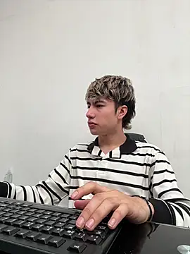 AlexanderCollman2 online show from April 28, 1:04 pm