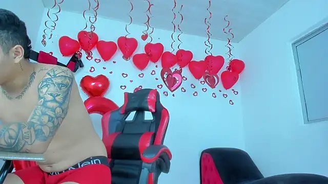 Snapshot of Steven_and_Camilo18 chatting on February 14, 11:32 am Steven and Camilo18 online show from February 14, 11:32 am