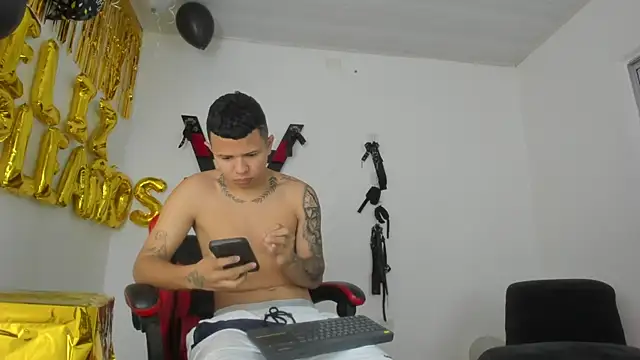 Snapshot of Steven_and_Camilo18 chatting on February 4, 11:49 am Steven and Camilo18 online show from February 4, 11:49 am