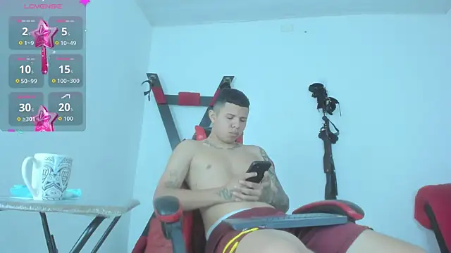 Snapshot of Steven_and_Camilo18 chatting on March 1, 11:43 am Steven and Camilo18 online show from March 1, 11:43 am