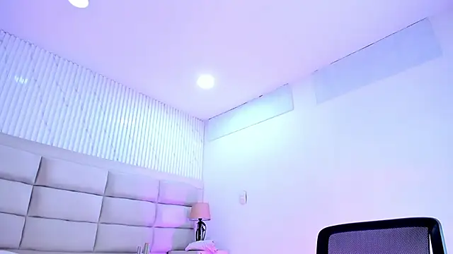 CarolineFyre online show from March 22, 12:50 pm