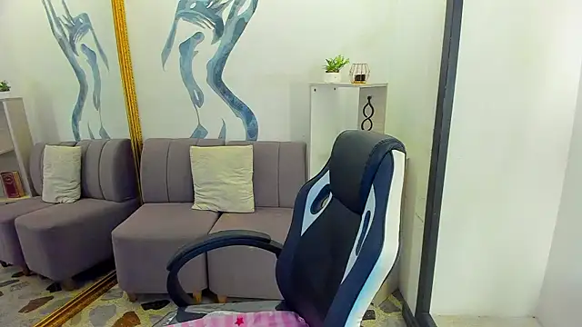 CarolineFyre online show from February 14, 1:00 pm