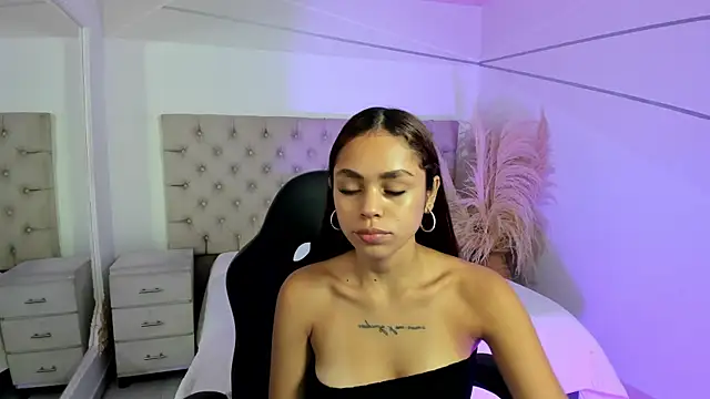 CarolineFyre online show from March 6, 12:33 pm