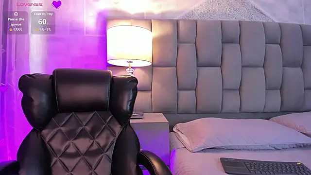 CarolineFyre online show from May 11, 2:45 pm