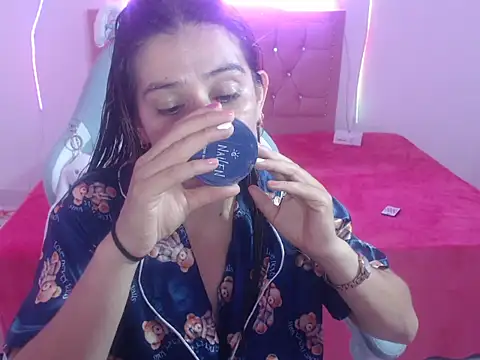 Snapshot of snowhot-69 chatting on February 11, 12:32 am snowhot-69 online show from February 11, 12:32 am