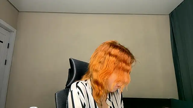 Snapshot of LuxuryRita chatting on February 9, 1:42 pm LuxuryRita online show from February 9, 1:42 pm