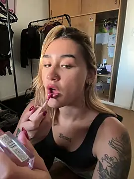 Snapshot of Lolitapop222 chatting on February 6, 10:28 pm Lolitapop222 online show from February 6, 10:28 pm