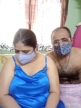 Snapshot of HoneyHush chatting on February 7, 7:05 am HoneyHush online show from February 7, 7:05 am